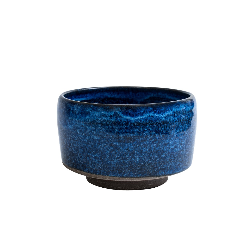 Japán kerámia matcha tál Kaze fehér háttéren, elölnézetben fotózva.