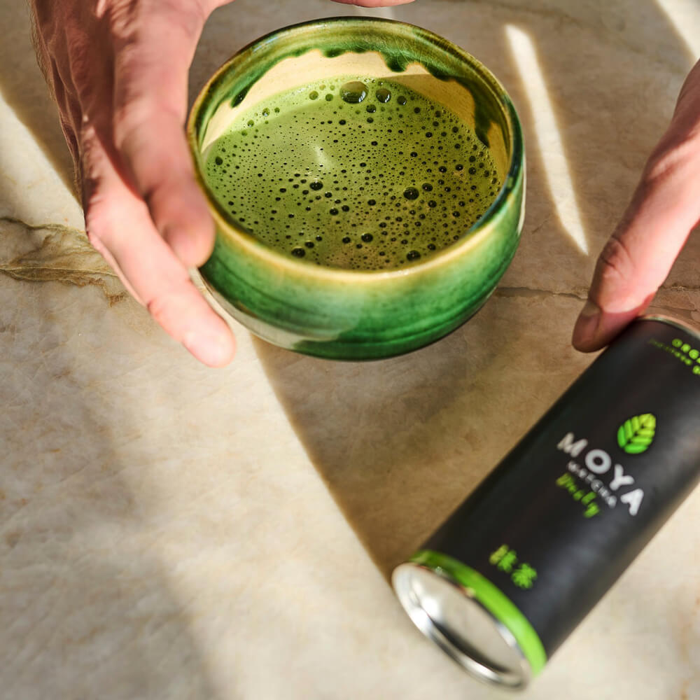 Moya Daily Organikus Japán Matcha Tea habos zöld ital kerámia tálban, fekete dobozzal