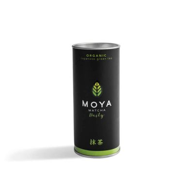 Moya Matcha Daily 30g organikus zöld tea fekete hengeres doboza elölnézetben, stúdiófotón