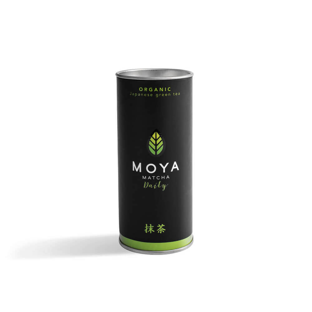Moya Matcha Daily 30g organikus zöld tea fekete hengeres doboza elölnézetben, stúdiófotón