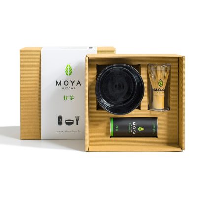 Moya Traditional Kezdő Matcha Szett Yuro díszdobozzal és nyitott csomagolással, elölnézetben.