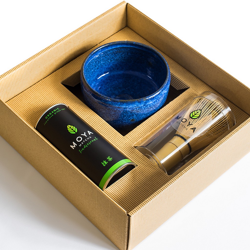 Moya Traditional Kezdő Matcha Szett Kaze nyitott dobozban, matcha tál, ecset, ecsettartó és tea.