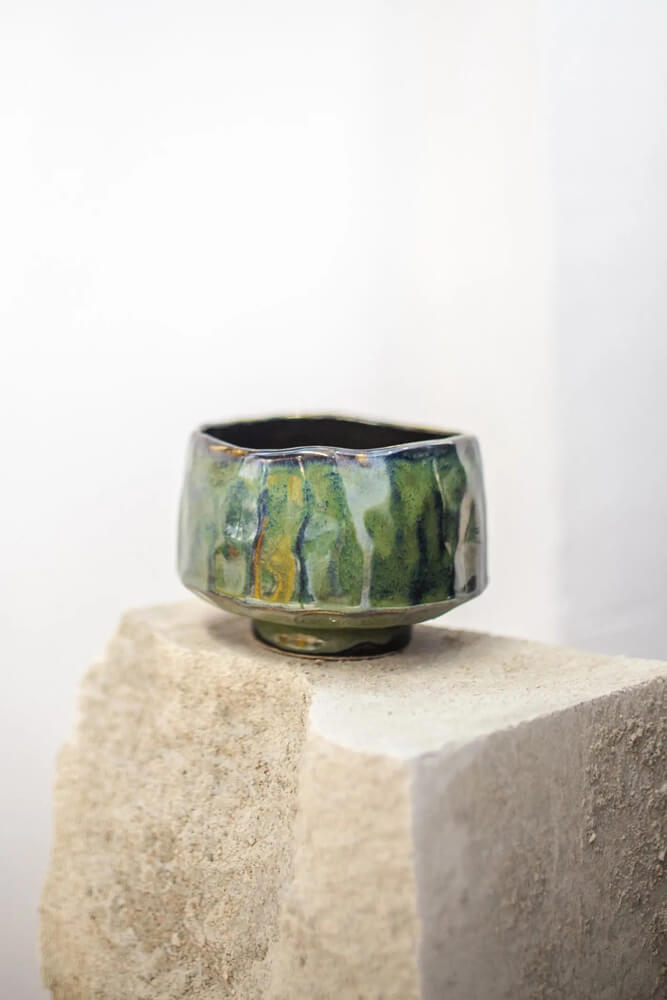 Japán Kerámia Matcha Tál - Gyoku Matchawan zöld mázas kerámia tál oldalnézetben, kőtalapzaton