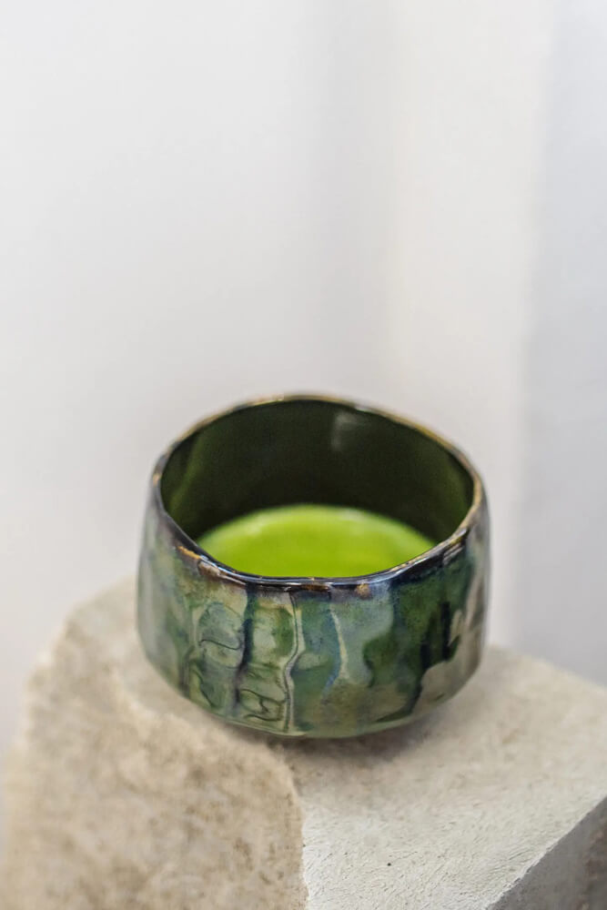 Japán Kerámia Matcha Tál - Gyoku Matchawan elkészített matchával, zöld mázas tál közelről kőtalapzaton