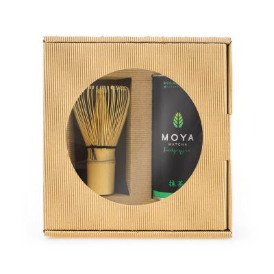 Japán Matcha Tea & Chasen Szett zárt dobozban, előlapi ablakon át látható matcha tea és bambusz chasen