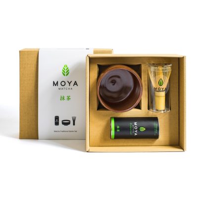 Moya Traditional Kezdő Matcha Szett Shoku díszdobozzal és nyitott csomagolással, elölnézetben.
