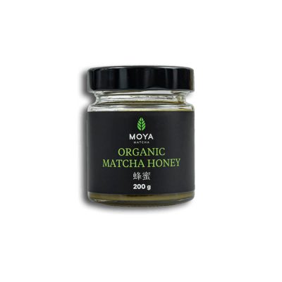 Moya Organikus Matcha Méz 200 g elölnézetben, fekete címkés üvegben fehér háttéren