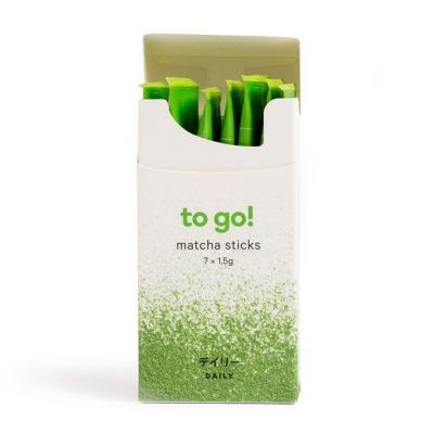 Moya Matcha To Go! Daily Organikus Matcha Zöld Tea 7 x 1,5 g nyitott dobozban, látható zöld stickekkel.