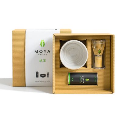 Moya Traditional Kezdő Matcha Szett Fuyu díszdobozzal és nyitott csomagolással, elölnézetben.