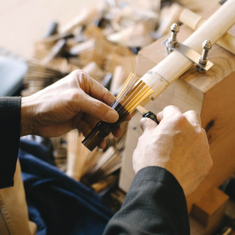 Bambusz ecset faragása szálak vékonyítása Kézi faragás: a mester vékonyítja a bambusz szálakat a chasenhez