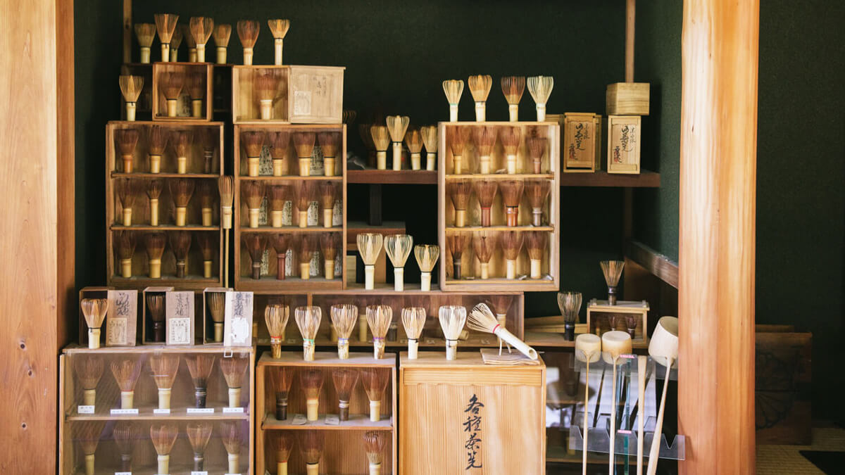 Bambusz teakeverő ecsetek chasen választék Különböző bambusz ecsetek (chasenek) fa dobozokban kiállítva