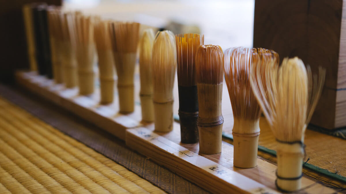 Bambusz teakverő ecsetek chasenek típusok egymás mellett Chasenek sorban a tatamin, a bambusz ecsetek különböző típusai
