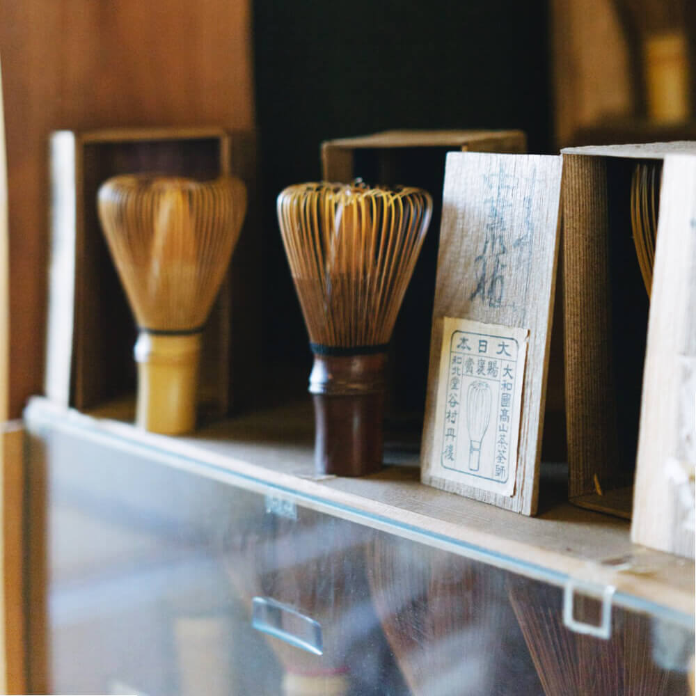 Chasenek fa dobozokban Chasenek és fa dobozok egy japán polcon, bambusz ecset bemutató