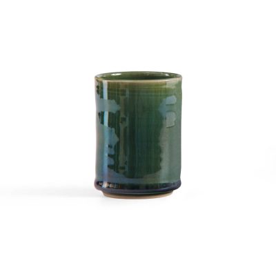 Kasai Kerámia Teásbögre zöld mázzal fehér háttéren, hengeres forma elölnézetben
