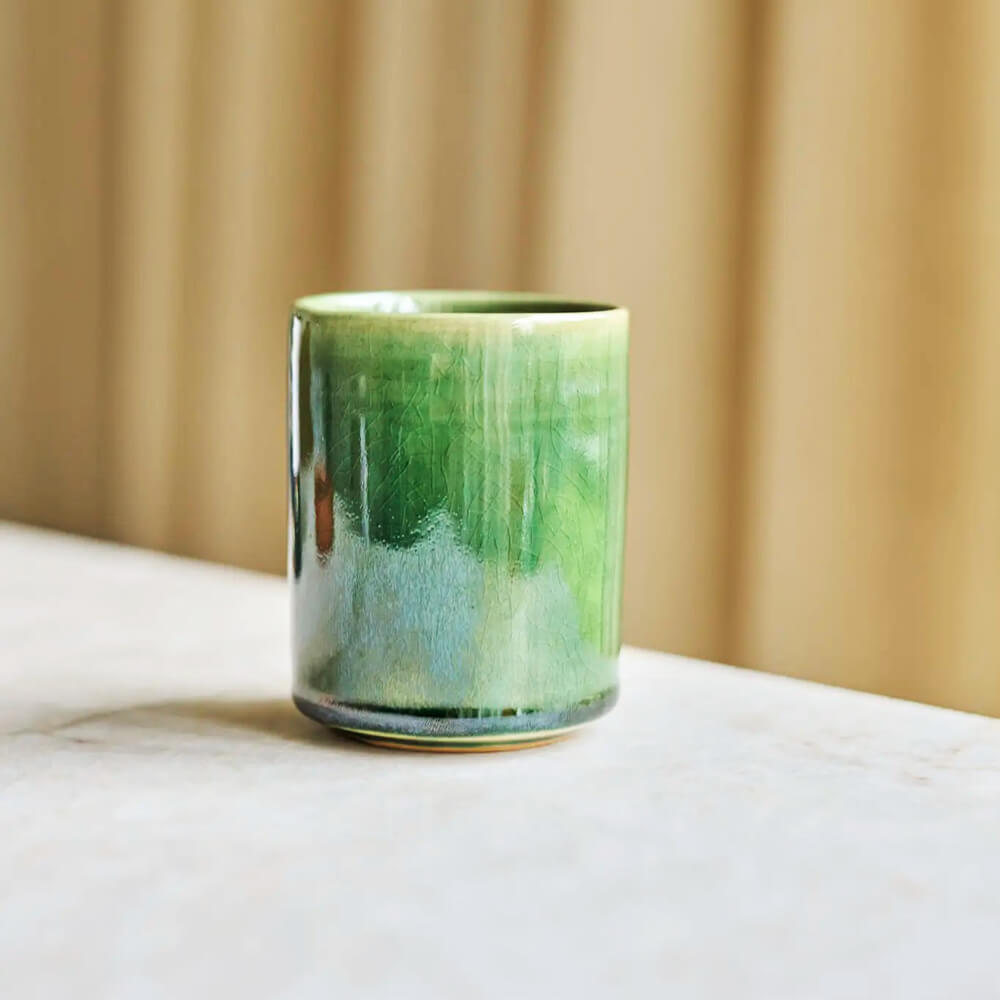 Kasai Kerámia Teásbögre zöld színben márvány pulton, természetes fényben, lifestyle beállításban