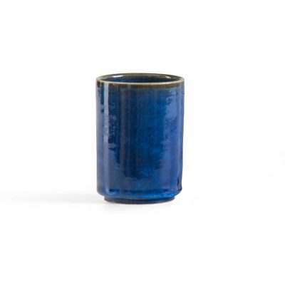 Kaze Kerámia Teásbögre kék mázzal fehér háttéren, hengeres forma elölnézetben, stúdiófotón