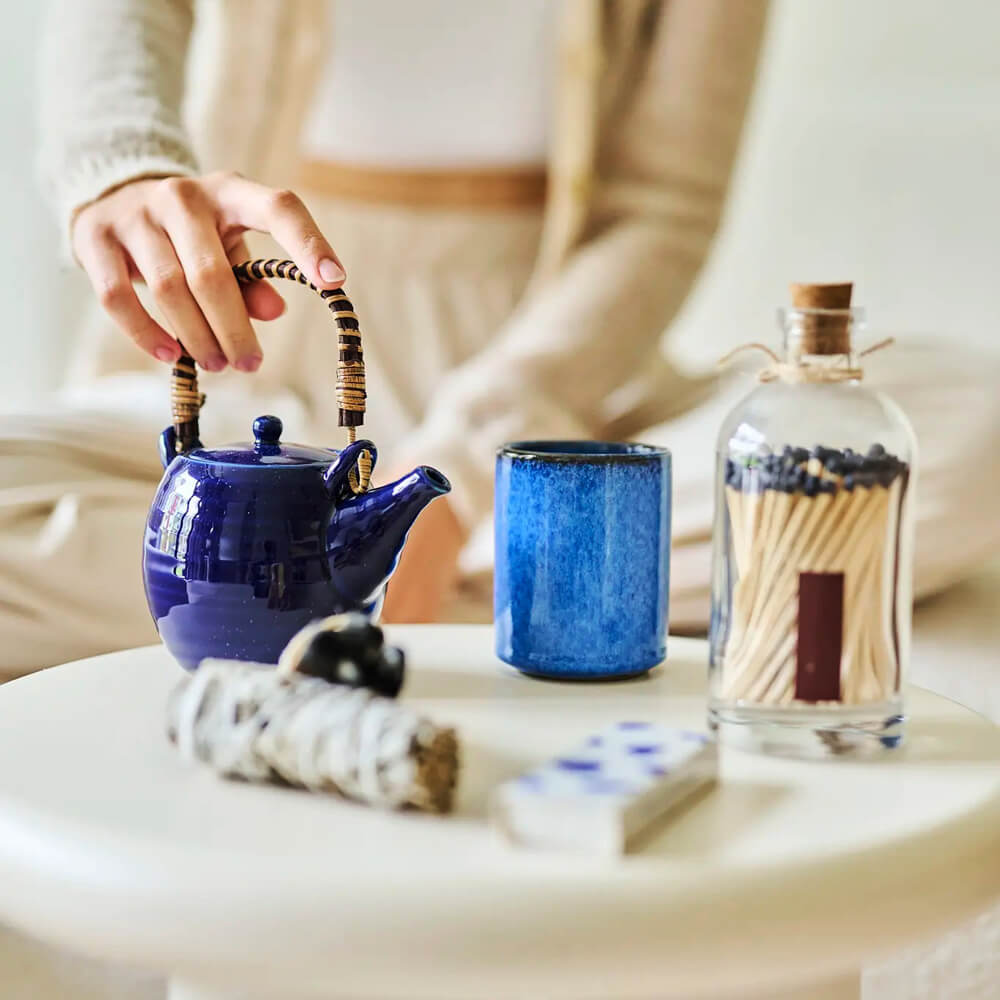 Kaze Kerámia Teásbögre kék színben asztalon, mellette teáskanna és gyufás üveg, lifestyle