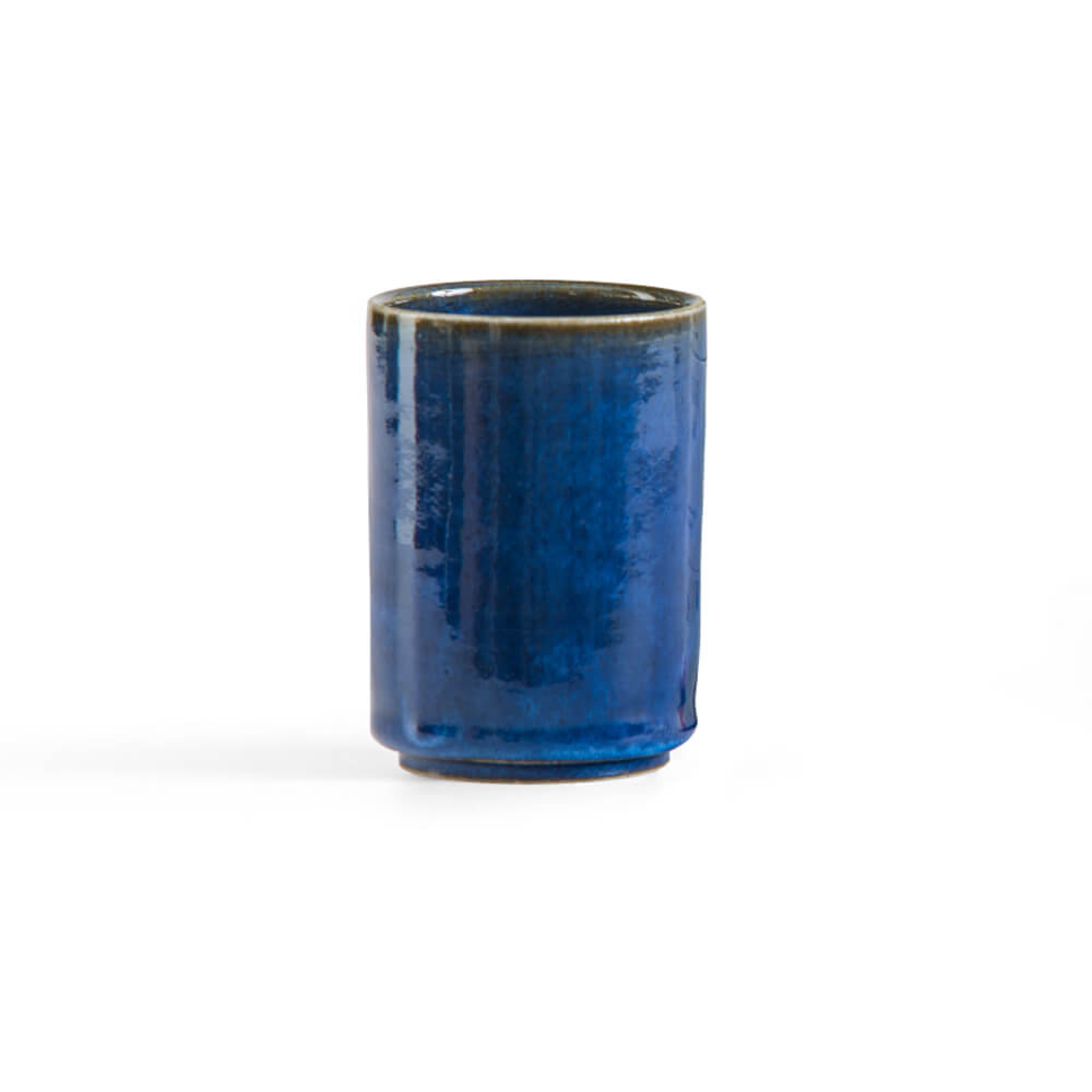 Kaze Kerámia Teásbögre kék mázzal fehér háttéren, hengeres forma elölnézetben, stúdiófotón