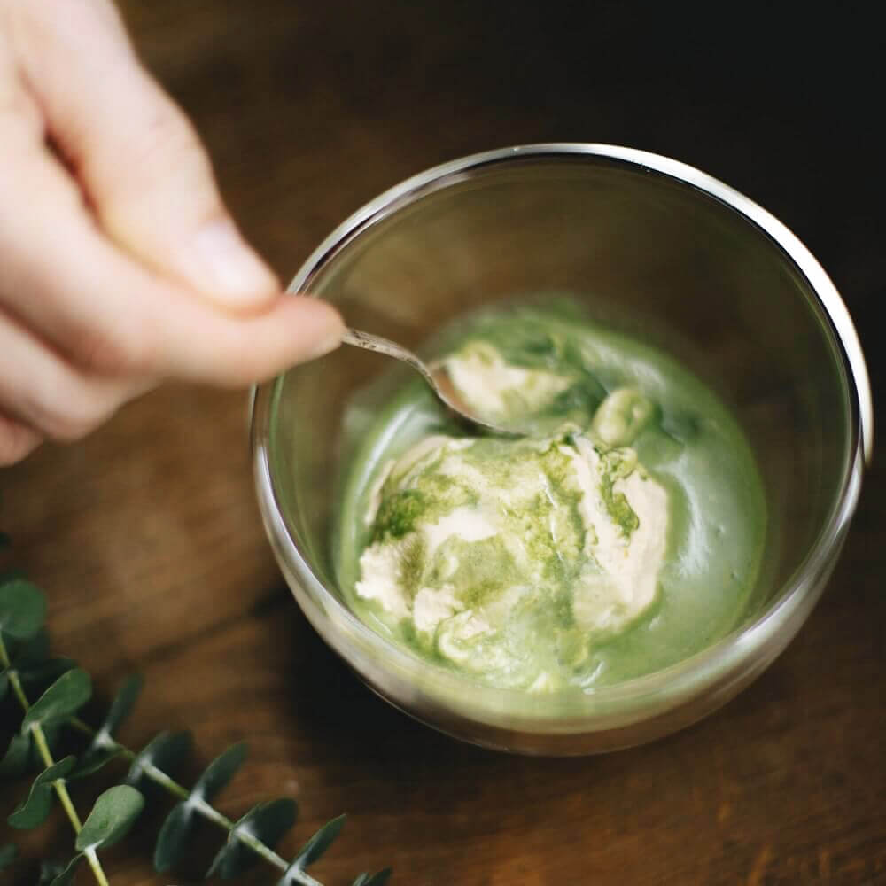 Matcha Affogato vaníliafagylalttal: matchás, zöld szószban úszó fagylalt üvegtálkában, kanállal tálalva