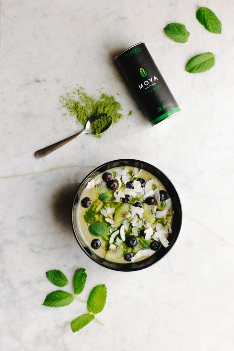 Matcha por kanálon és Moya Matcha Daily doboz a smoothie tál mellett