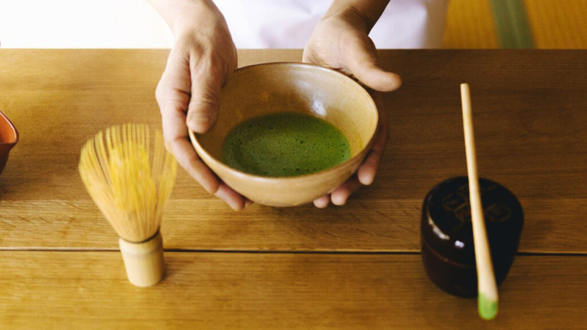 Matcha tea készítése tálban bambusz ecsettel (chasen) és eszközökkel