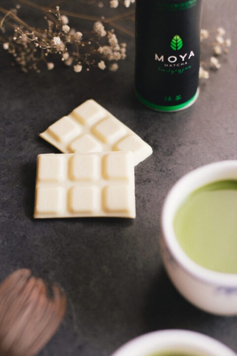 Matcha fehér forró csokoládé hozzávalói: Moya Matcha, fehér csoki és matchás ital