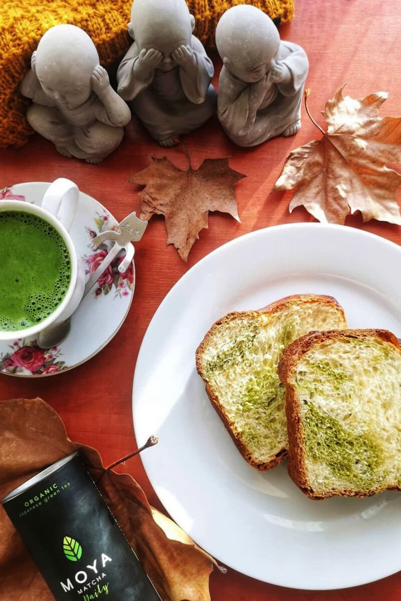 Zöldre gyúrt matchás tészta és fonás előkészítése, lekenés előtt