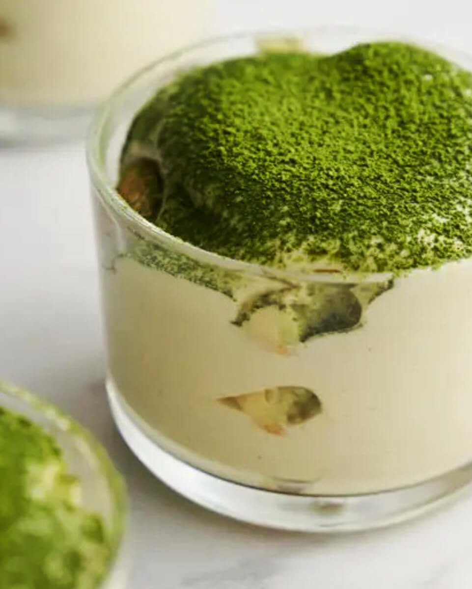 Matcha por textúrája a tiramisu tetején közelről, zöld réteggel