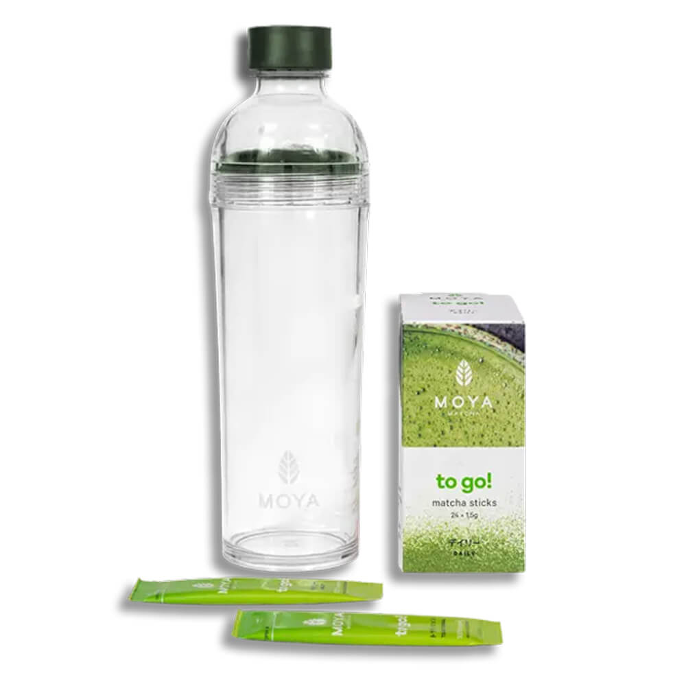 Moya Daily Matcha To Go Szett: shaker palack, doboz és két matcha stick csomag fehér háttéren