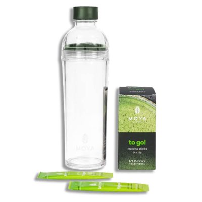 Moya Traditional Matcha To Go Szett: shaker palack, fekete-zöld doboz és matcha stickek fehér háttéren