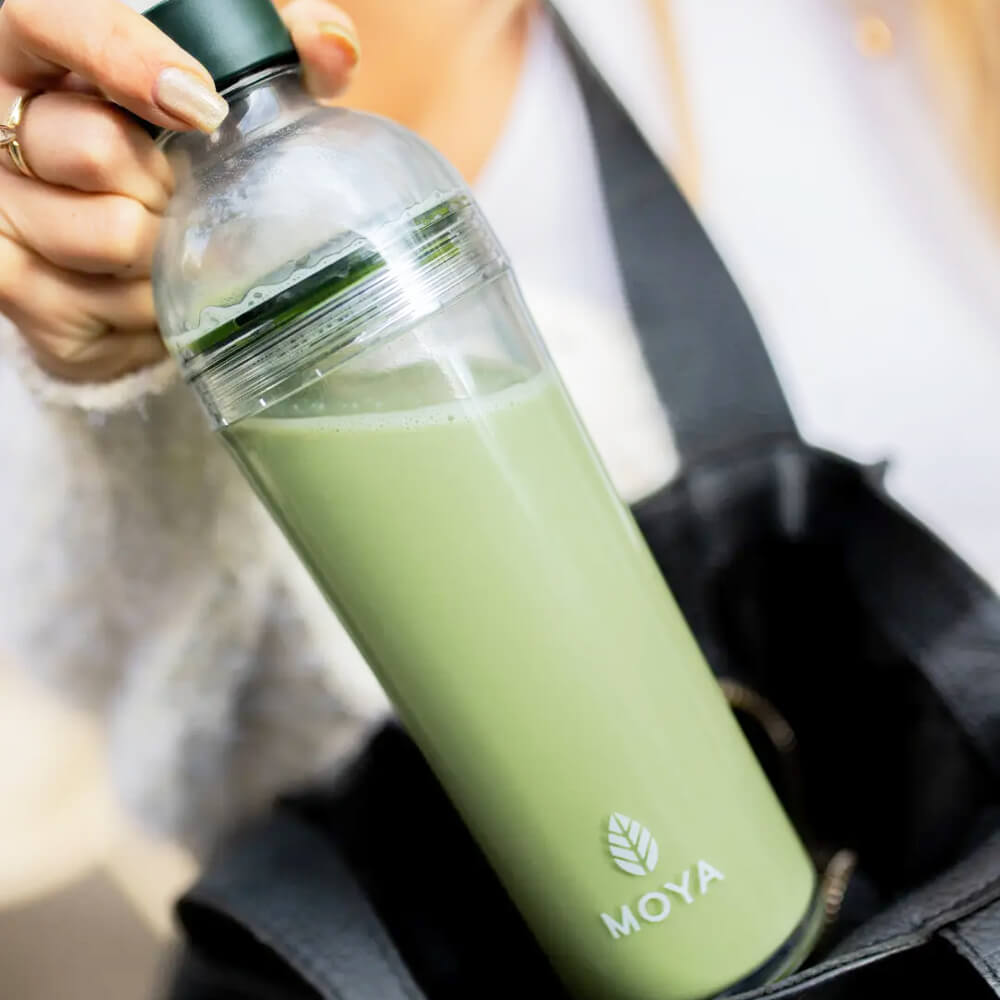 Műanyag Matcha Shaker 400 ml – használat közben Műanyag Matcha Shaker – 400 ml használat közben: áttetsző palackban világoszöld ital, MOYA logóval