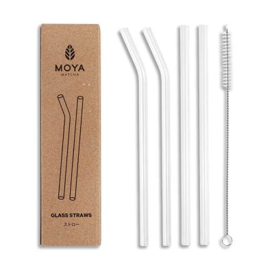 Üveg Szívószál készlet: MOYA doboz, négy üveg szívószál (hajlított és egyenes) és tisztítókefe fehér háttéren