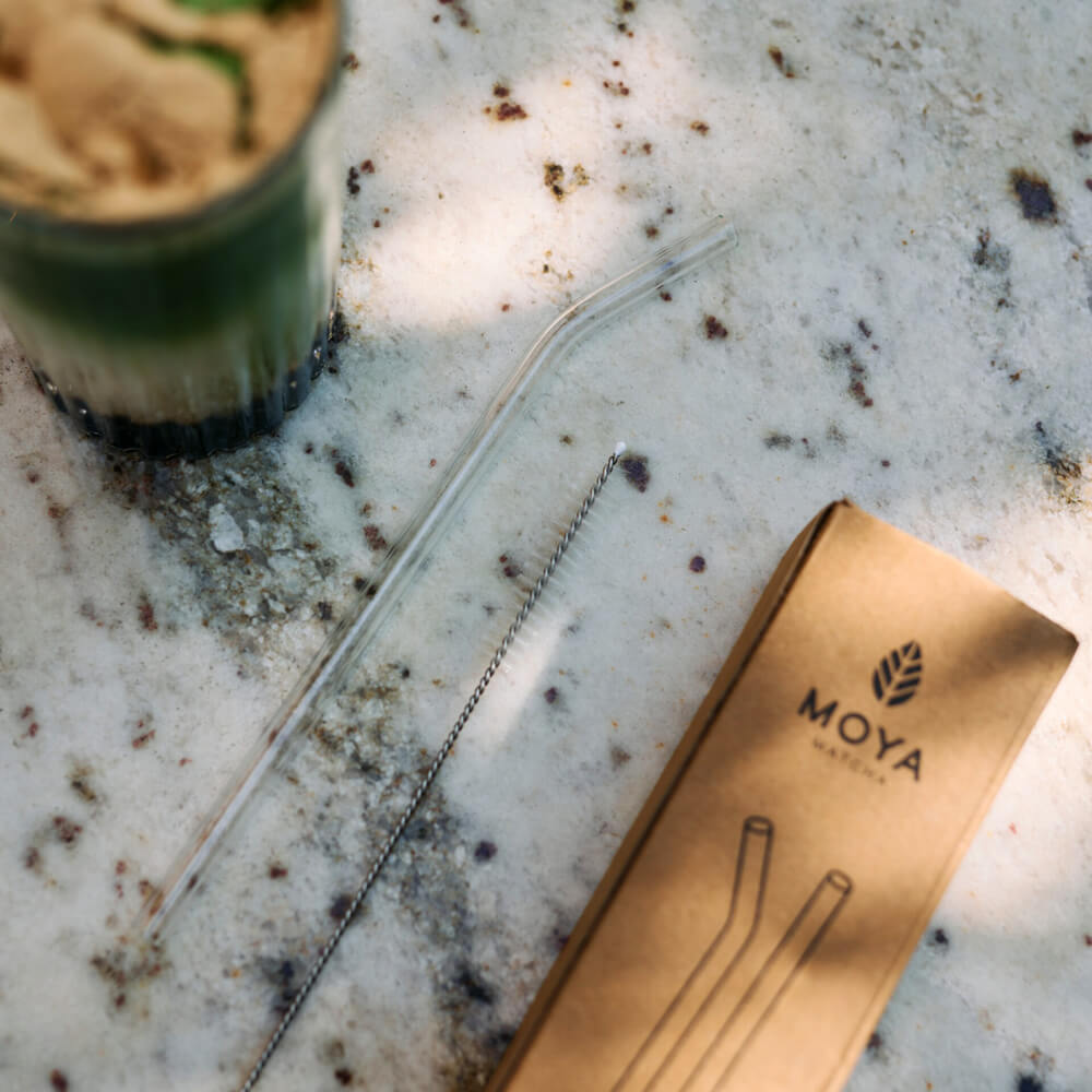 Üveg Szívószál készlet: üveg szívószál és tisztítókefe márvány lapon, MOYA csomagolás mellett