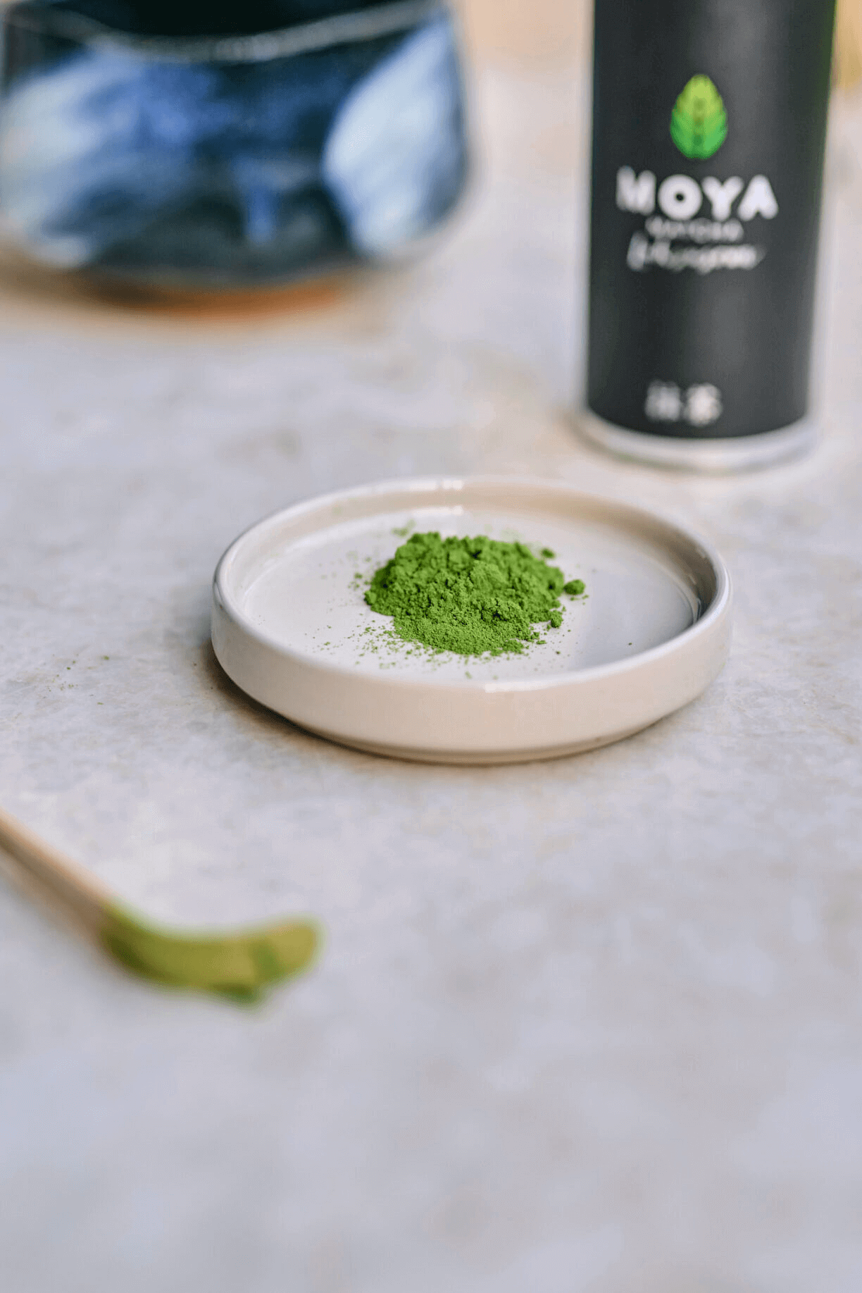 Matcha por egy bambusz teáskanálon, élénk zöld színnel