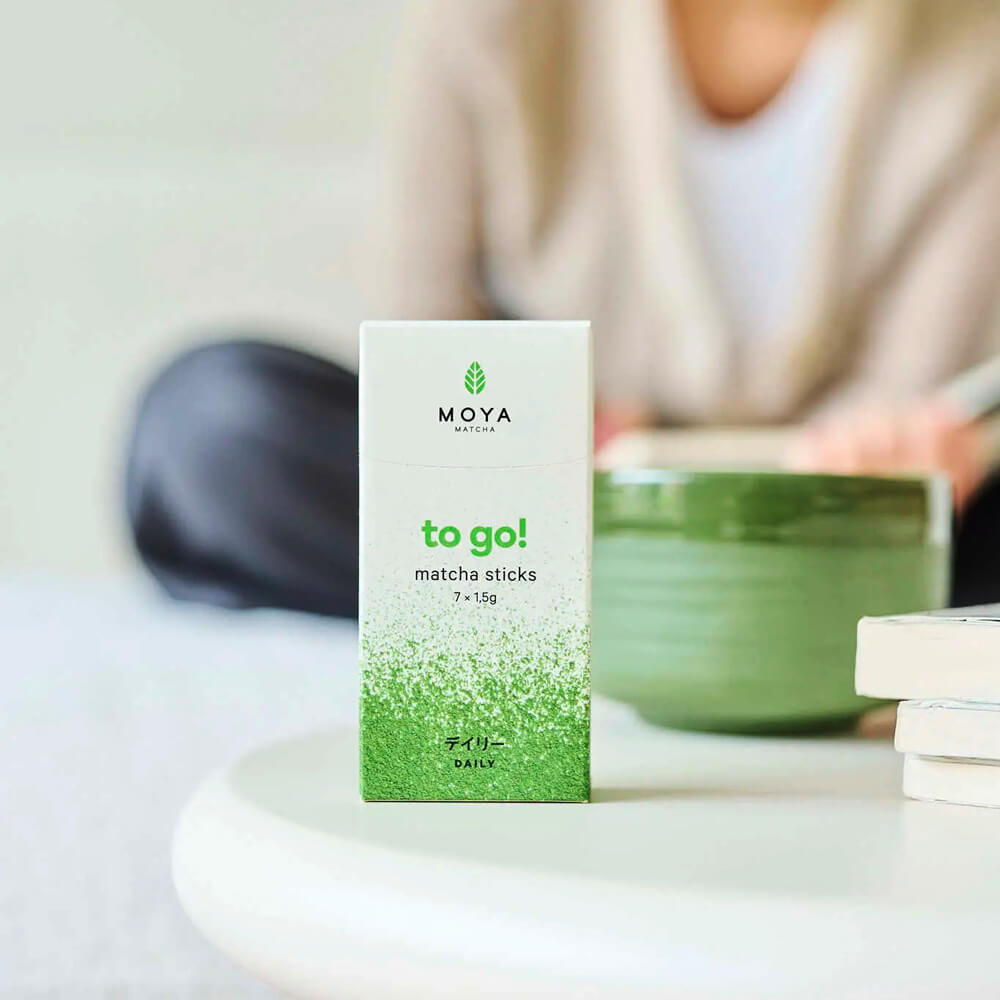 Moya Daily Matcha To Go Szett doboza elölnézetben, to go matcha sticks felirattal fehér háttéren