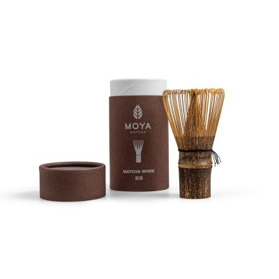 Chasen Bambusz Teakeverő Ecset sötét változatban, nyitott barna papírdoboz mellett