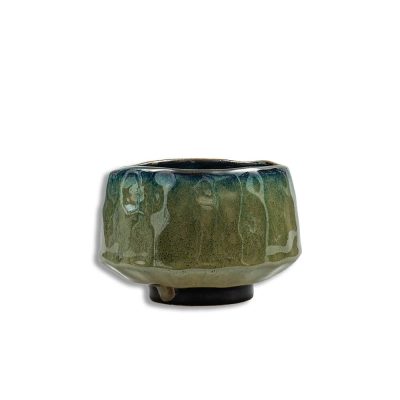 Japán kerámia matcha tál Gyoku fehér háttéren, elölnézetben fotózva.