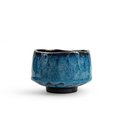 Japán kerámia matcha tál Taro fehér háttéren, elölnézetben fotózva.