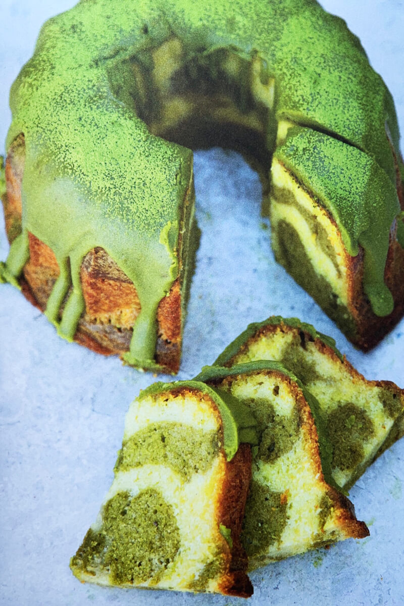 Szeletelt matcha márványtorta, jól látszó zöld-fehér márvány mintával
