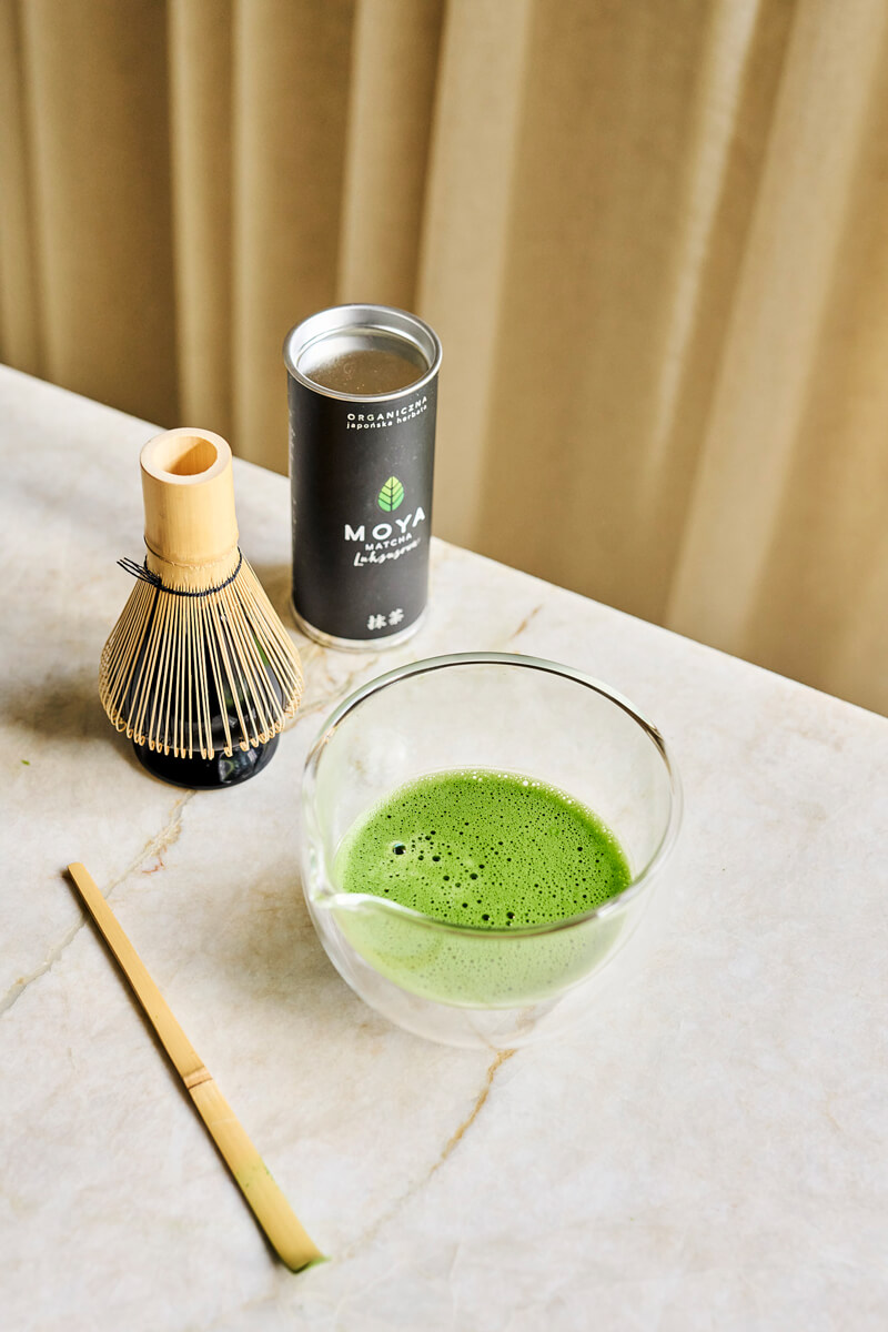 Habosra kevert matcha tea közelről kerámia tálban