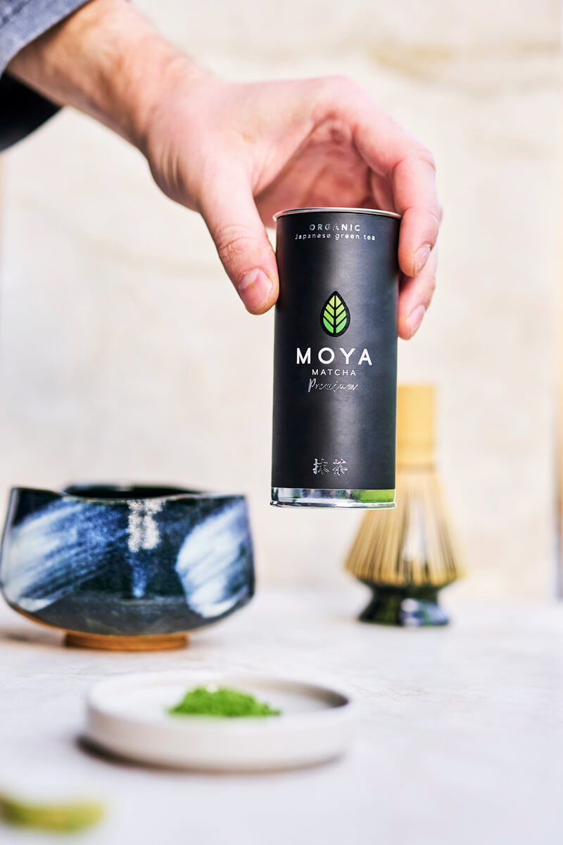 Matcha fogyasztása – hagyományos japán elkészítés chasen habverővel