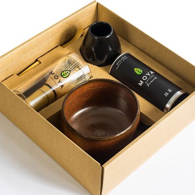 Moya Premium Ceremonial Matcha Szett Shoku nyitott dobozban, matcha tál, ecset, ecsettartó és tea.