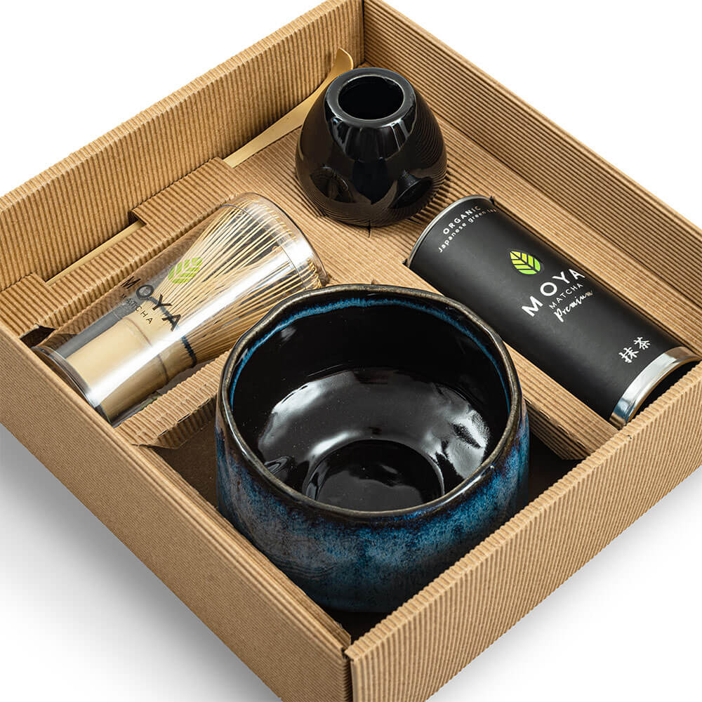 Moya Premium Ceremonial Matcha Szett Taro nyitott dobozban, matcha tál, ecset, ecsettartó és tea.