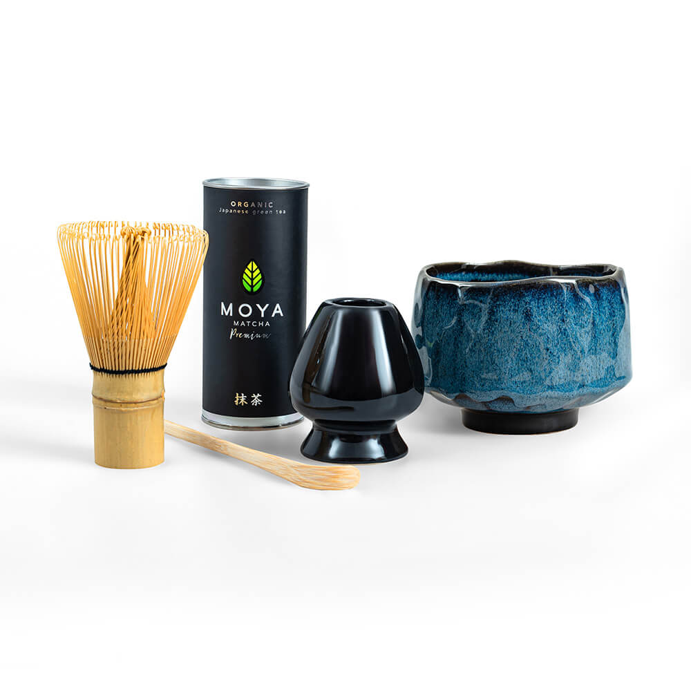 Moya Premium Ceremonial Matcha Szett Taro elemei együtt: bambusz ecset, kanál, tartó, tál és matcha.