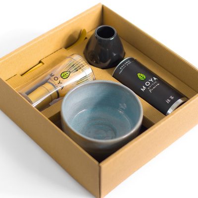 Moya Premium Ceremonial Matcha Szett Umi nyitott dobozban, matcha tál, ecset, ecsettartó és tea.