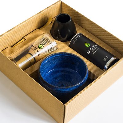 Moya Premium Ceremonial Matcha Szett Kaze nyitott dobozban, matcha tál, ecset, ecsettartó és tea.