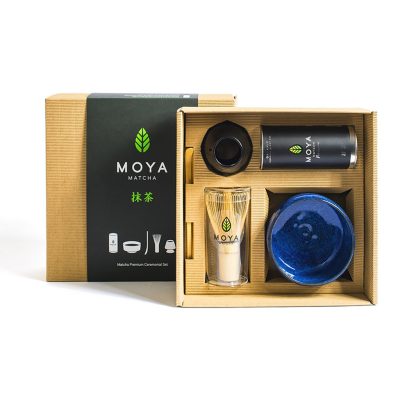 Moya Premium Ceremonial Matcha Szett Kaze díszdobozzal és nyitott csomagolással, elölnézetben.