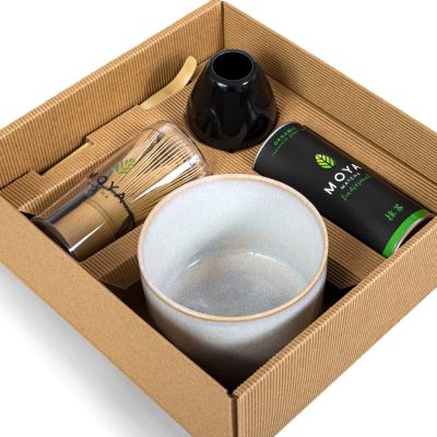 Moya Traditional Ceremonial Matcha Szett Josei nyitott dobozban, matcha tál, ecset, ecsettartó és tea.
