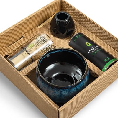 Moya Traditional Ceremonial Matcha Szett Taro nyitott dobozban, matcha tál, ecset, ecsettartó és tea.
