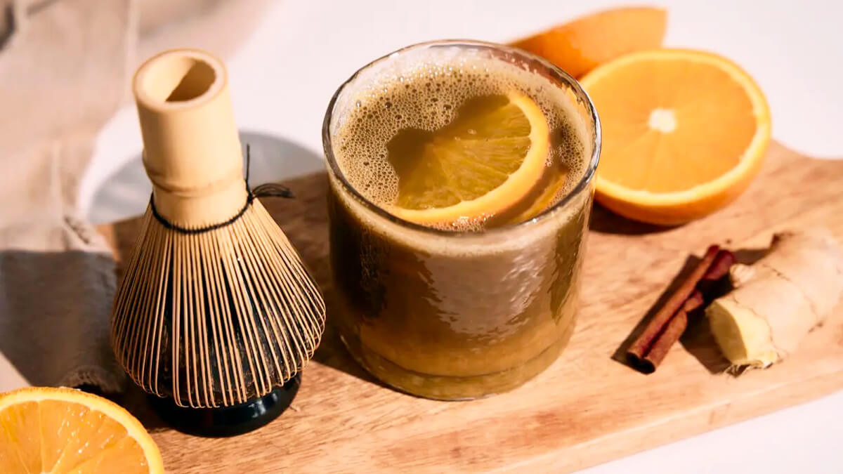 Hojicha por kikeverése 75°C-os vízzel, mellette narancslé és fűszerek az elkészítéshez